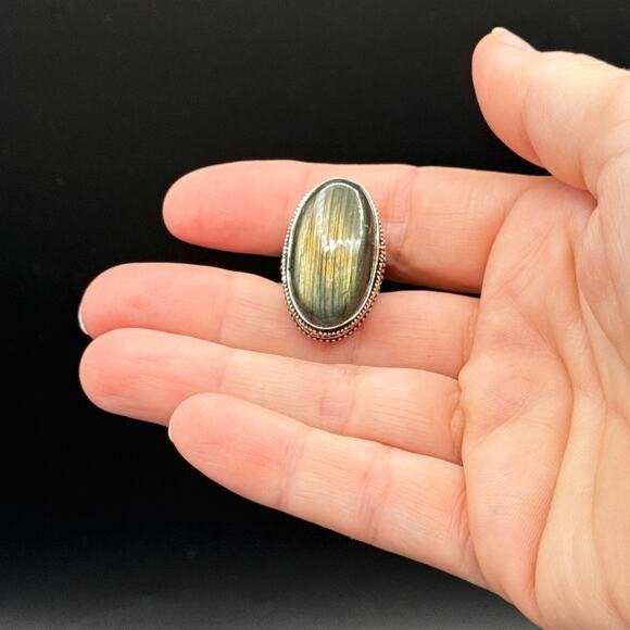 Handcrafted Labradorite Ring Size 7.5 Green Yellow Cabochon Silver Tone Band - Picture 7 of 10